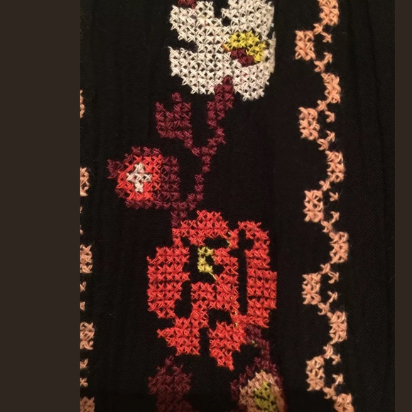 Old Navy cross stitch flowers dress. Size M - Picture 4 of 6